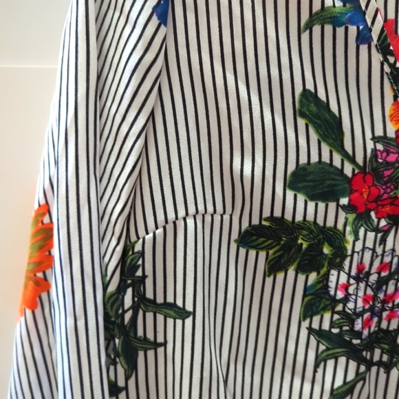 Floral Stripes  Black White Woman Shirt Blouse Top Size S Truth V-Neck LS - Picture 3 of 13